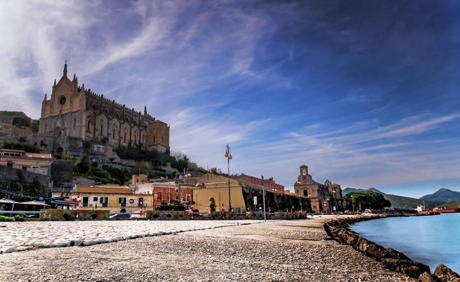 Oltre Il Mare Guest House Gaeta Bagian luar foto