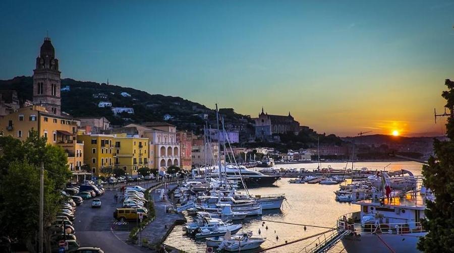 Oltre Il Mare Guest House Gaeta Bagian luar foto